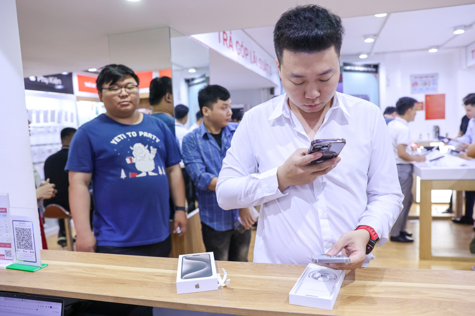 Năm nay, để hạn chế tình trạng quá tải khách đến cửa hàng nhận máy sớm, nhiều đơn vị bán lẻ đã tăng cường bán iPhone 15 trên các nền tảng trực tuyến. (Ảnh: Minh Sơn/Vietnam+)