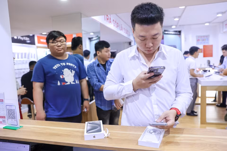 Năm nay, để hạn chế tình trạng quá tải khách đến cửa hàng nhận máy sớm, nhiều đơn vị bán lẻ đã tăng cường bán iPhone 15 trên các nền tảng trực tuyến. (Ảnh: Minh Sơn/Vietnam+)