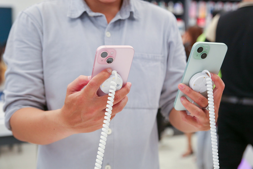 Đại diện hệ thống FPT Shop cho biết đây là lần đầu đơn vị này mở bán trực tuyến iPhone 15 Series chính hãng khắp 63 tỉnh, thành. (Ảnh: PV/Vietnam+)