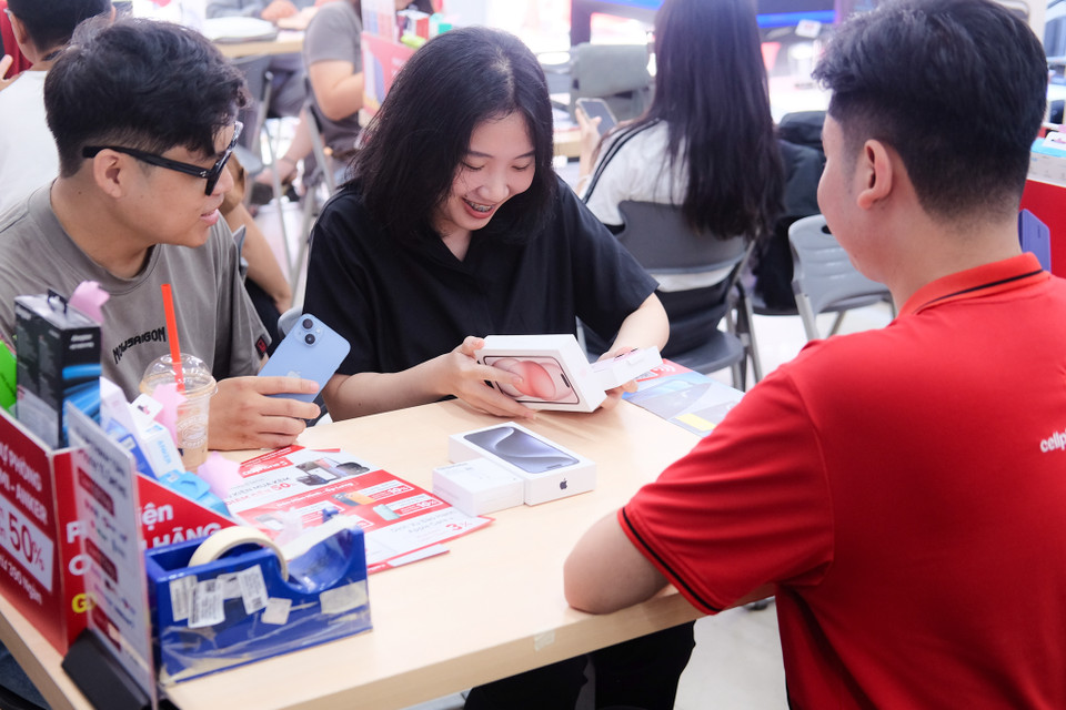 Theo khảo sát iPhone 15 Pro Max đã rơi vào tình trạng hết hàng tại nhiều hệ thống, đặc biệt là đối với các phiên bản bộ nhớ 256GB và 512GB. Dự kiến, các đợt hàng tiếp theo sẽ được đưa về thị trường Việt Nam trong tháng 10 và tháng 11/2023. (Ảnh: Minh Sơn/Vietnam+)