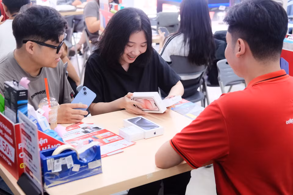 Theo khảo sát iPhone 15 Pro Max đã rơi vào tình trạng hết hàng tại nhiều hệ thống, đặc biệt là đối với các phiên bản bộ nhớ 256GB và 512GB. Dự kiến, các đợt hàng tiếp theo sẽ được đưa về thị trường Việt Nam trong tháng 10 và tháng 11/2023. (Ảnh: Minh Sơn/Vietnam+)
