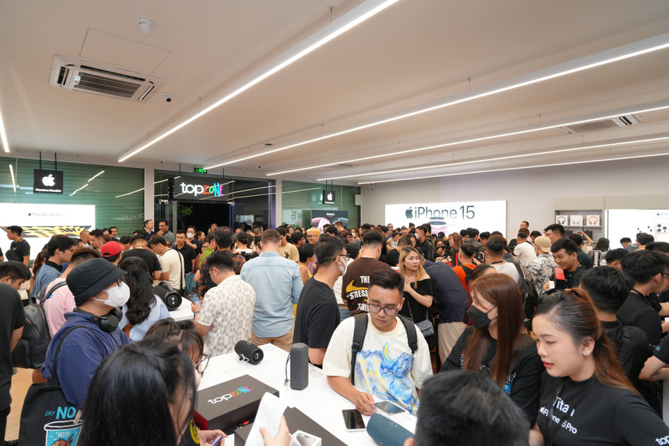 Tại hệ thống Topzone và Thegioididong, rất đông khách hàng đã tới để được sở hữu các sản phẩm iPhone 15. Tính đến hết ngày 28/9 đã có hơn 25.000 đơn cọc, 40.000 đơn đặt mua tại hệ thống này. Trong đó, phiên bản iPhone 15 Pro Max đã “cháy hàng” nhanh chóng chỉ sau 2 tiếng đầu tiên mở đặt trước. Nhà bán lẻ đã chủ động mở thêm 10.000 suất mở bán sẽ được giao hàng từ ngày 1/11 với ưu đãi giảm sốc 2,5 triệu đồng dành cho những khách hàng kiên nhẫn chờ đợi. (Ảnh: PV/Vietnam+)