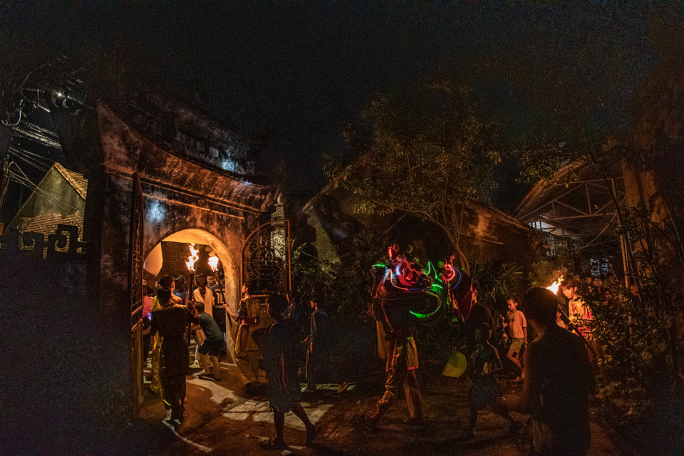 Các thành viên của đội đã phải tập luyện phun nước trước khi phun dầu để thổi lửa, để khi ngậm dầu không và bảo đảm an toàn khi biểu diễn. (Ảnh: Minh Sơn/Vietnam+)