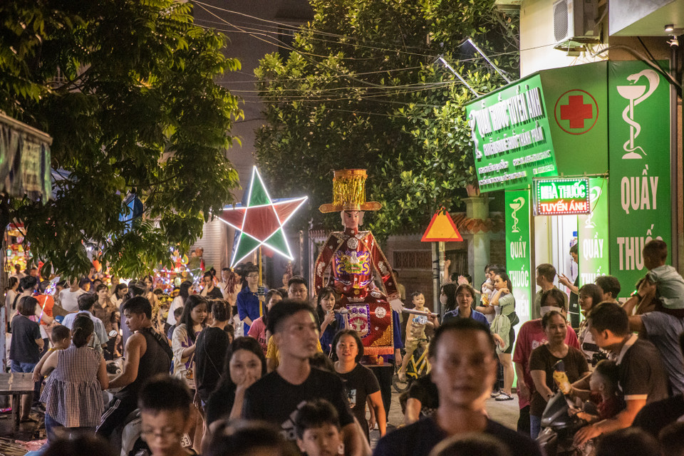 Cứ mỗi độ rằm tháng Tám, đường làng, ngõ xóm thôn Cao Hạ (xã Đức Giang, huyện Hoài Đức, Hà Nội) lại rộn ràng không khí Tết Trung thu. (Ảnh: Minh Sơn/Vietnam+) 