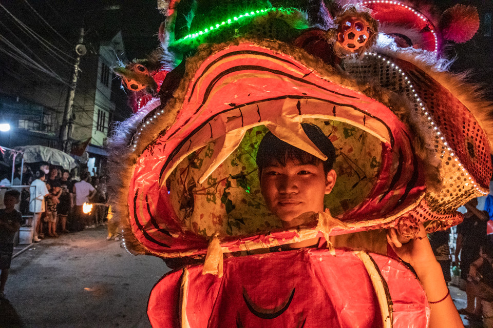 Người dân tại thôn cho biết, đội múa lân đã có từ những năm 80 của thế kỷ trước. Đội lân mỗi năm sẽ do một lứa tuổi đăng cai, toàn bộ quá trình tập luyện, trang thiết bị đều được dân làng quyên góp hay đội múa lân tự tay làm. (Ảnh: Minh Sơn/Vietnam+)