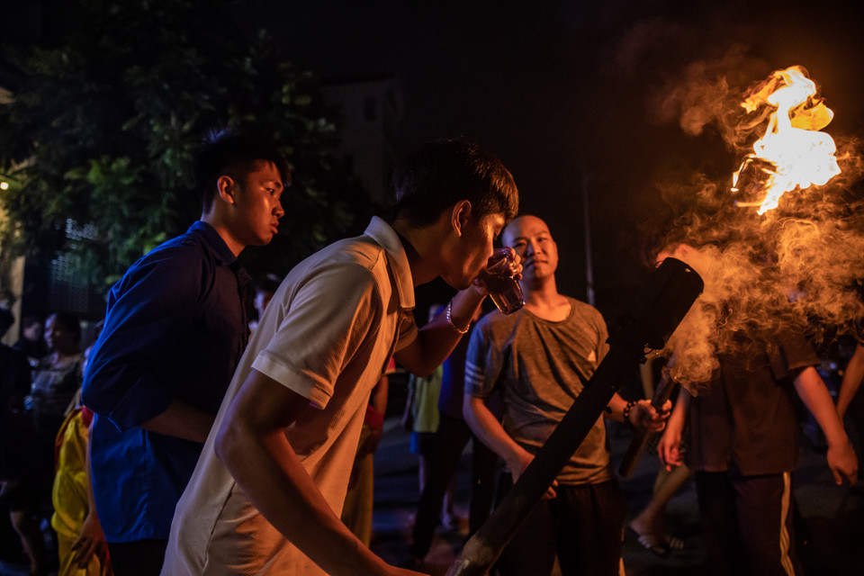 Những màn múa lân, thổi lửa thường chỉ thấy được qua phim ảnh nay được tái hiện đầy sống động bởi những thanh niên 18, đôi mươi. (Ảnh: Minh Sơn/Vietnam+)