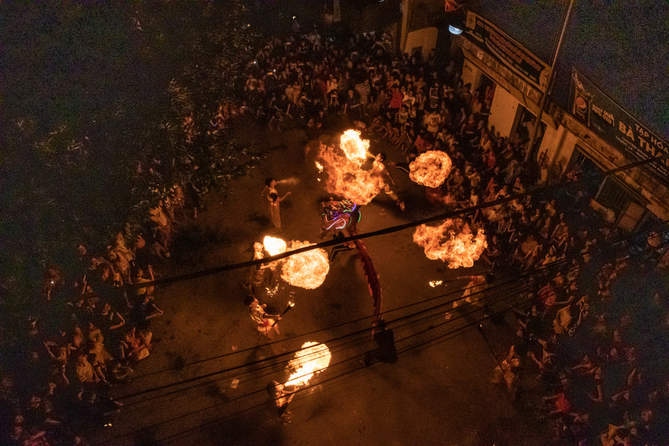 Múa lân thổi lửa là một trong những hoạt động vui Tết Trung thu vô cùng độc đáo của làng quê vùng ven đô Hà Nội này. (Ảnh: Minh Sơn/Vietnam+)