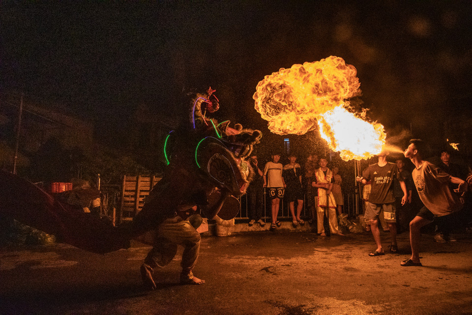 Không chỉ mang đến những điệu múa đặc sắc, múa lân còn có ý nghĩa cầu bình an, hạnh phúc và mùa màng bội thu cho tất cả nhân dân. (Ảnh: Minh Sơn/Vietnam+)