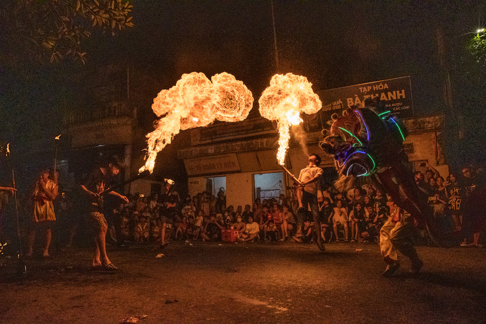 Đây là hoạt động được các gia đình trong thôn chờ đón nhất, không chỉ gắn kết tình làng nghĩa xóm mà còn giúp trẻ em nơi đây nhớ đến những nét văn hóa và truyền thống xưa. (Ảnh: Minh Sơn/Vietnam+)