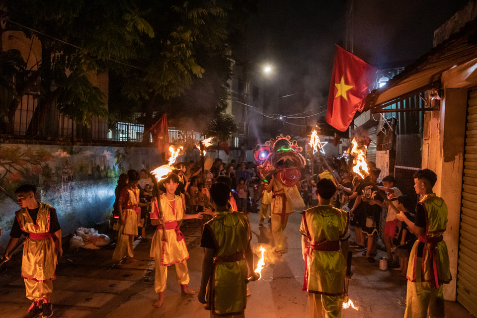 Điểm nhấn đặc biệt nơi đây chính là tiết mục múa lân phun lửa. Trước rằm tháng Tám, Đoàn Thanh niên tại thôn Cao Hạ lại lập ra đội múa lân gồm các thanh niên trong làng. (Ảnh: Minh Sơn/Vietnam+)