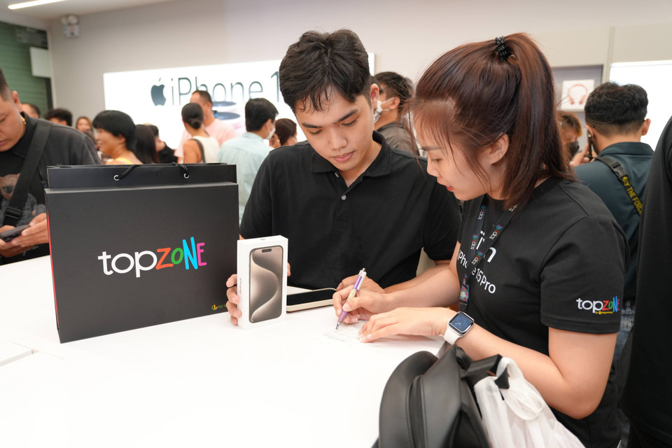 Trong giai đoạn mở bán, Thegioididong và TopZone vẫn có nhiều ưu đãi cho khách hàng như: Mua iPhone 15 series được giảm 1 đồng triệu hoặc trả góp 0% qua AlePay; mua iPad giảm đến 50%, Apple Watch giảm đến 15%, phụ kiện Apple giảm đến 20%, bảo hiểm mở rộng giảm đến 20% và bảo hiểm rơi vỡ giảm đến 20% khi mua kèm iPhone 15. (Ảnh: PV/Vietnam+)