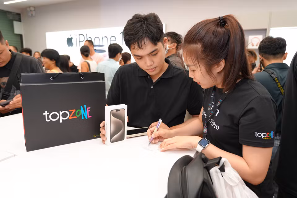 Trong giai đoạn mở bán, Thegioididong và TopZone vẫn có nhiều ưu đãi cho khách hàng như: Mua iPhone 15 series được giảm 1 đồng triệu hoặc trả góp 0% qua AlePay; mua iPad giảm đến 50%, Apple Watch giảm đến 15%, phụ kiện Apple giảm đến 20%, bảo hiểm mở rộng giảm đến 20% và bảo hiểm rơi vỡ giảm đến 20% khi mua kèm iPhone 15. (Ảnh: PV/Vietnam+)