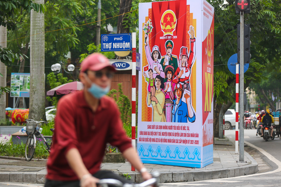 Pano 3 mặt được đặt trong một khuôn viên cây xanh khu vực phố Thợ Nhuộm-Quán Sứ-Hai Bà Trưng. (Ảnh Minh Sơn/Vietnam+)