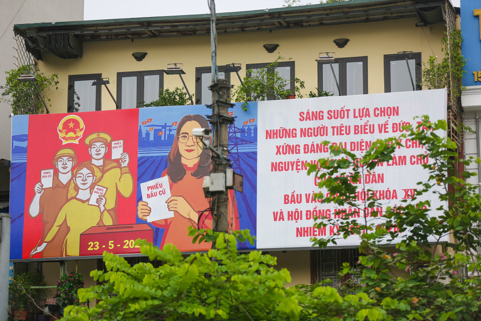 Những tấm pano, áp phích cỡ lớn được đặt trên khắp các tuyến đường Thủ đô nhằm để người dân nắm rõ thời gian và quyền lợi của mình trong ngày hội trọng đại của đất nước. (Ảnh Minh Sơn/Vietnam+)