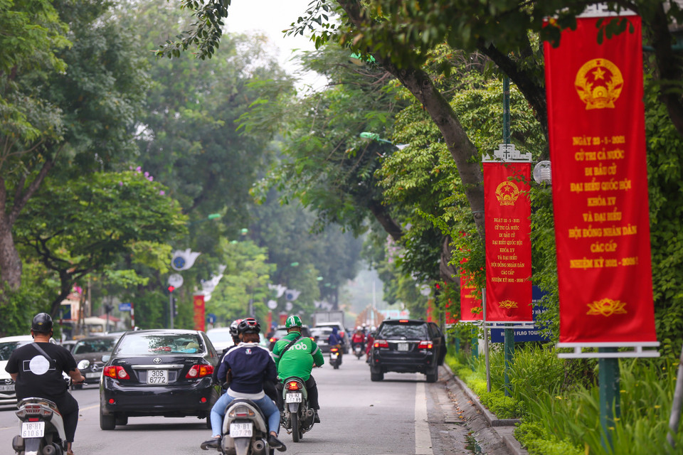 Tại khắp các ngả đường của thành phố Hà Nội, từ trung tâm quận Hoàn Kiếm, Ba Đình cho đến những quận, huyện còn lại đều ngập tràn sắc đỏ. (Ảnh Minh Sơn/Vietnam+)