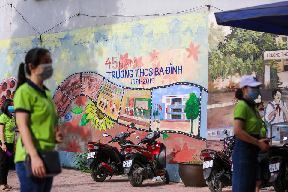 Từ cổng trường vào đến khu vực thi được tổ chức phân luồng bằng hàng rào mềm và cứng, có hệ thống biển chỉ dẫn hướng đi đến lối hành lang, chỗ gửi xe, cầu thang lên phòng thi đảm bảo thuận lợi cho thí sinh. (Ảnh: Minh Sơn/Vietnam+)