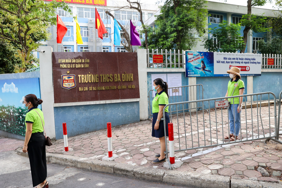 Các thi sinh khi đến điểm thi sẽ phải đứng cách nhau 2 mét. Lực lượng phục vụ kỳ thi cũng sẽ phải nhắc nhở các thí sinh di chuyển vào đúng luồng đi phù hợp. (Ảnh: Minh Sơn/Vietnam+)