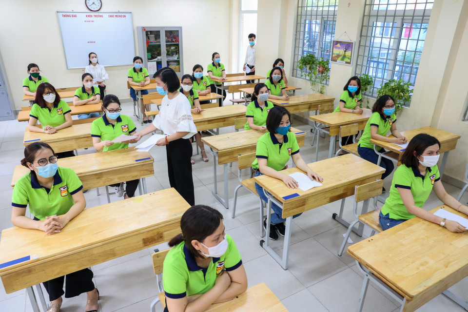 Toàn bộ phòng thi, khuôn viên nhà trường được vệ sinh, phun khử khuẩn trước và sau mỗi buổi thi theo đúng quy định. Các điểm thi đều được mở cửa thông thoáng, có đủ hệ thống ánh sáng và quạt theo tiêu chuẩn. (Ảnh: Minh Sơn/Vietnam+)