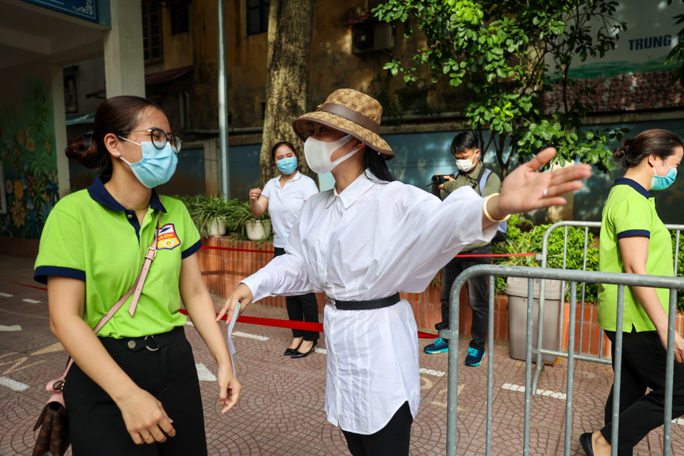 Theo cô Trương Châu Giang, Phó Hiệu trưởng trường Trung học Cơ sở Ba Đình, điểm thi này có tổng cộng 22 phòng thi và 2 phòng dự phòng cho các tình huống đặc biệt như có thí sinh có dấu hiệu ho, sốt hay phòng thi bị mất điện. (Ảnh: Minh Sơn/Vietnam+)
