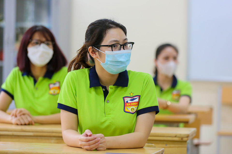 Các giám thị thực hành kỹ năng xử lý tình huống tại phòng thi khi thí sinh có dấu hiệu ho, sốt, khó thở trong quá trình làm bài. (Ảnh: Minh Sơn/Vietnam+)