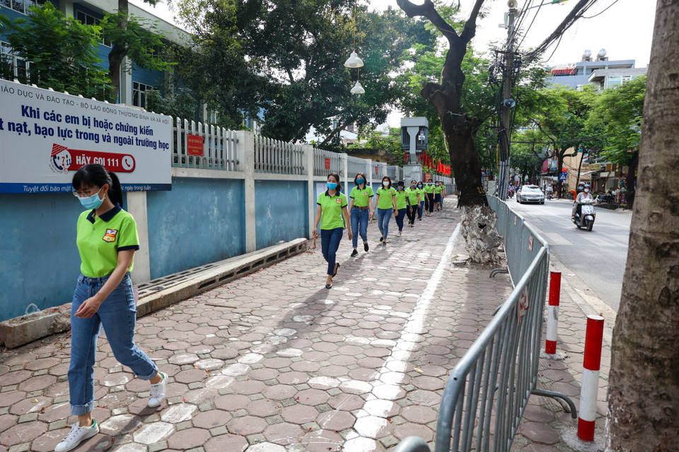 Chiều 2/7, để đảm bảo công tác phòng chống dịch COVID-19 phục vụ Kỳ thi tốt nghiệp Trung học Phổ thông quốc gia, điểm trường Trung học Cơ sở Ba Đình (Quận Ba Đình, Hà Nội) đã tổ chức diễn tập. (Ảnh: Minh Sơn/Vietnam+)
