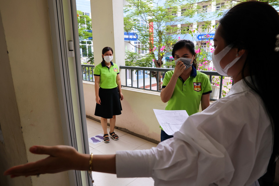 Điểm thi cũng phân công 5 cán bộ y tế thường trực trong suốt quá trình diễn ra kỳ thi, xử lý tình huống khi phát hiện thí sinh hoặc cán bộ, giáo viên, nhân viên làm nhiệm vụ có biểu hiện ho, sốt, khó thở,... (Ảnh: Minh Sơn/Vietnam+)