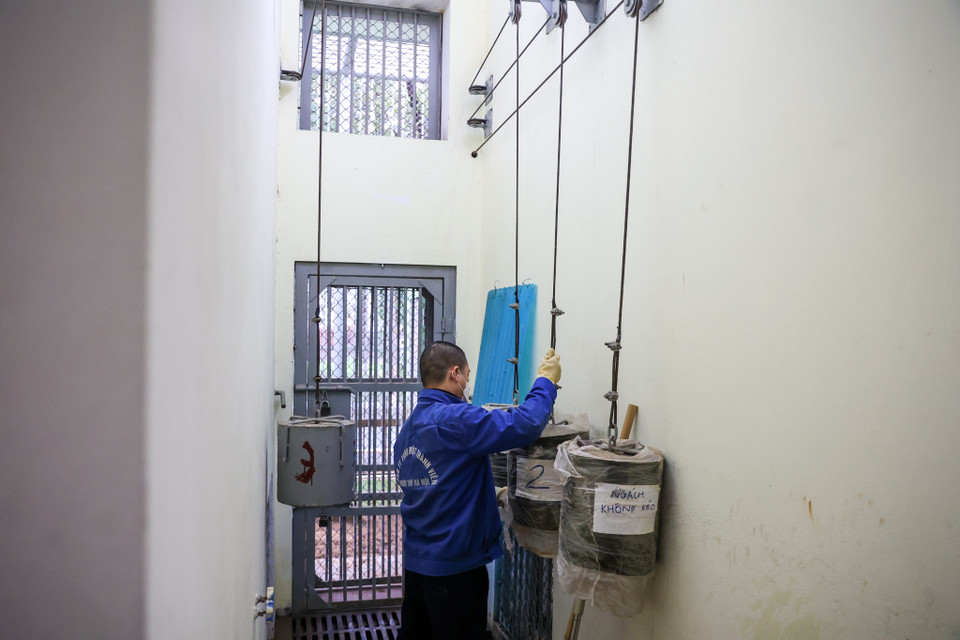 Mỗi chuồng hổ ở đây được bố trí thành 2 khu vực riêng biệt, cách nhau bằng bức tường bêtông có cửa sắt. Cánh cửa này được thiết kế rất nặng nên các thành viên trong tổ phải huy động 2-3 người kéo bằng hệ thống tời. (Ảnh: Minh Sơn/Vietnam+)