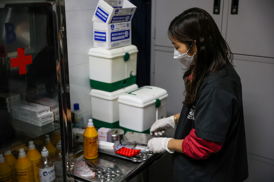 Tuy nhiên sau hơn 10 năm gắn bó tại đây, chị Hà lại cảm thấy thân thuộc, tình cảm dành cho những chú hổ ngày càng nhiều. Ngày nào cũng phải nhìn thấy những chú hổ khỏe mạnh chị mới yên tâm. (Ảnh: Minh Sơn/Vietnam+)