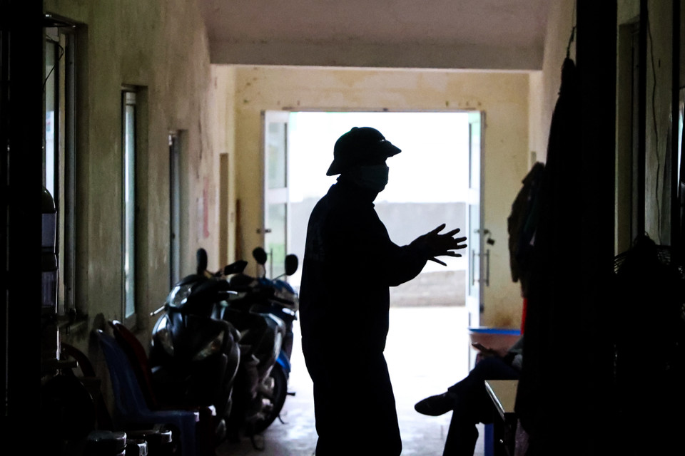 Hơn 26 năm gắn bó với công việc làm 'bảo mẫu' cho những chú hổ, anh Nguyễn Quang Phúc (52 tuổi) chia sẻ lịch làm việc của anh em trong đội bắt đầu từ 7 giờ 30 đến 4 giờ 30 chiều. Công việc cụ thể là dọn vệ sinh chuồng trại, cho ăn. (Ảnh: Minh Sơn/Vietnam+)