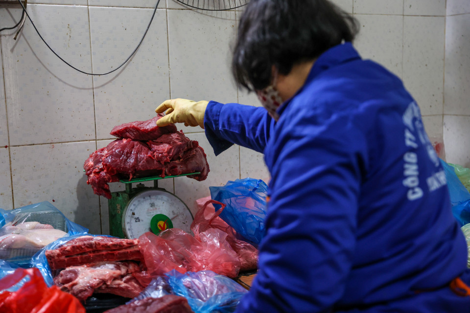 Thông thường tiêu chuẩn dành cho mỗi cá thể hổ là 5kg thịt và 1kg sườn. (Ảnh: Minh Sơn/Vietnam+)