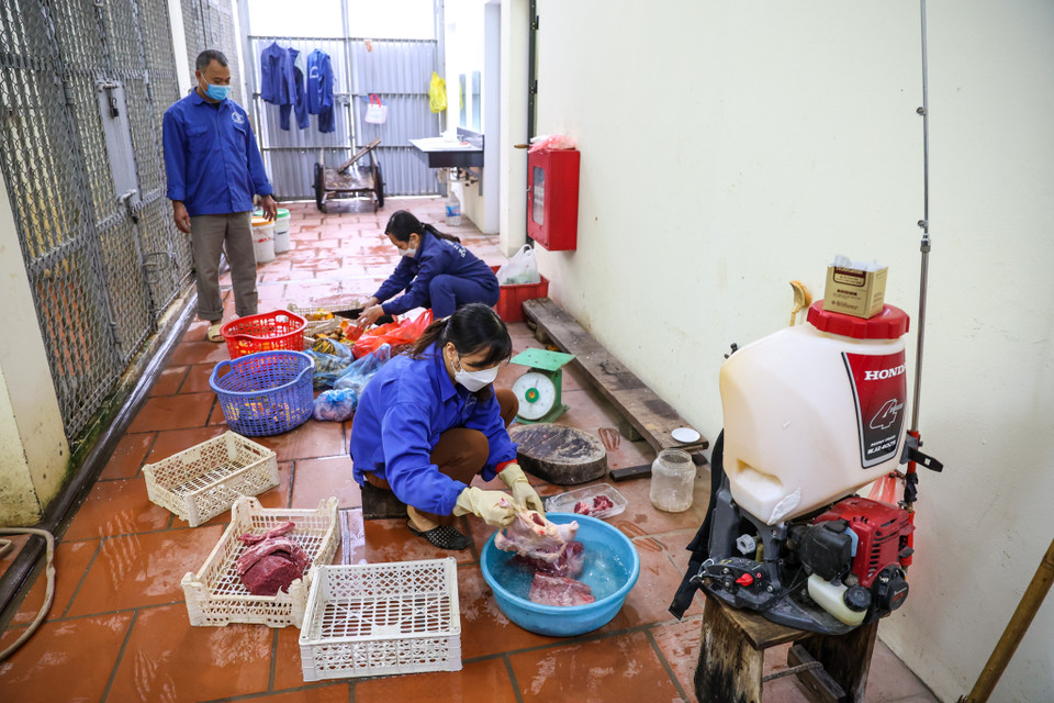 Việc chuẩn bị thức ăn cho những chú hổ rất kỳ công. (Ảnh: Minh Sơn/Vietnam+)