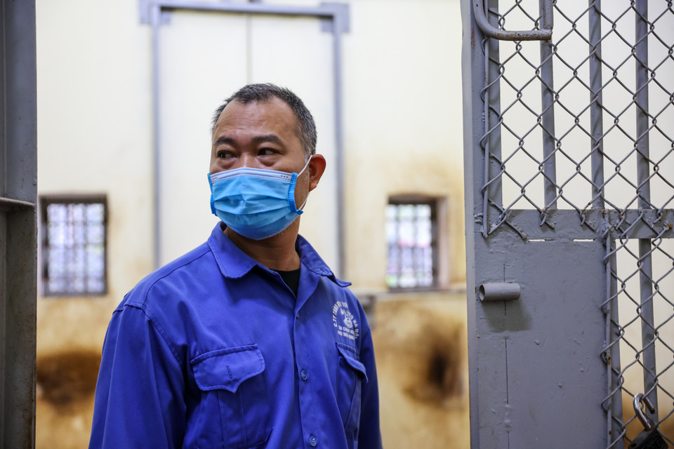 Đều đặn 7 giờ 30 sáng sớm mỗi ngày, anh Nguyễn Quang Phúc - Tổ trưởng Tổ Thú dữ thuộc Công ty Trách nhiệm hữu hạn Một thành viên Vườn thú Hà Nội lại có mặt tại chuồng nuôi hổ để cùng những công nhân khác bắt đầu cho ngày làm việc của mình. (Ảnh: Minh Sơn/Vietnam+)