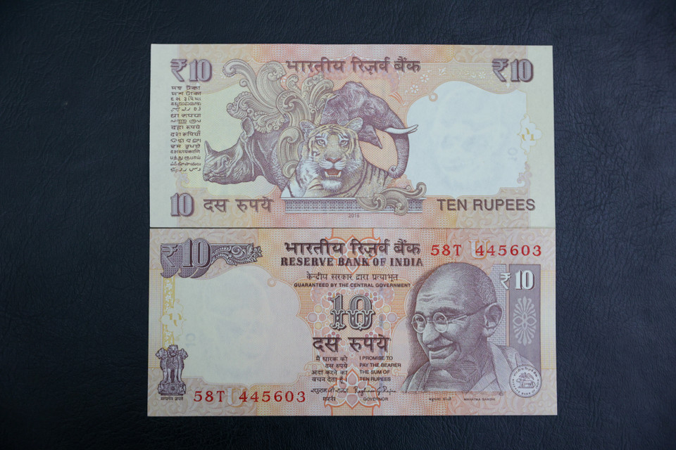 Đồng 10 Rupees của Ấn Độ được phát hành năm 2016 là một trong những mẫu tiền được nhiều người ưa chuộng lì xì trong năm 2022. Tờ tiền có mặt trước in hình 3 loài động vật quý hiếm và thiêng liêng tại Ấn Độ: Tê Giác, Voi và Hổ. Mặt sau là hình ngài Mahatma Gandhi, một vị anh hùng dân tộc của Ấn Độ. (Ảnh: Minh Sơn/Vietnam+)