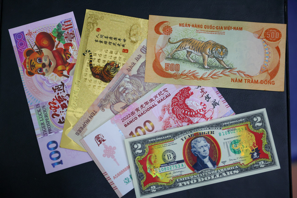 Theo anh Hùng, hiện nay nhu cầu tìm mua tiền kỷ niệm, tiền cổ theo hình các con giáp hoặc seri tiền trùng với ngày tháng năm sinh của người dân gia tăng. Tùy mỗi năm sẽ có những tờ tiền in hình linh vật tương ứng với con giáp của năm đó. (Ảnh: Minh Sơn/Vietnam+)