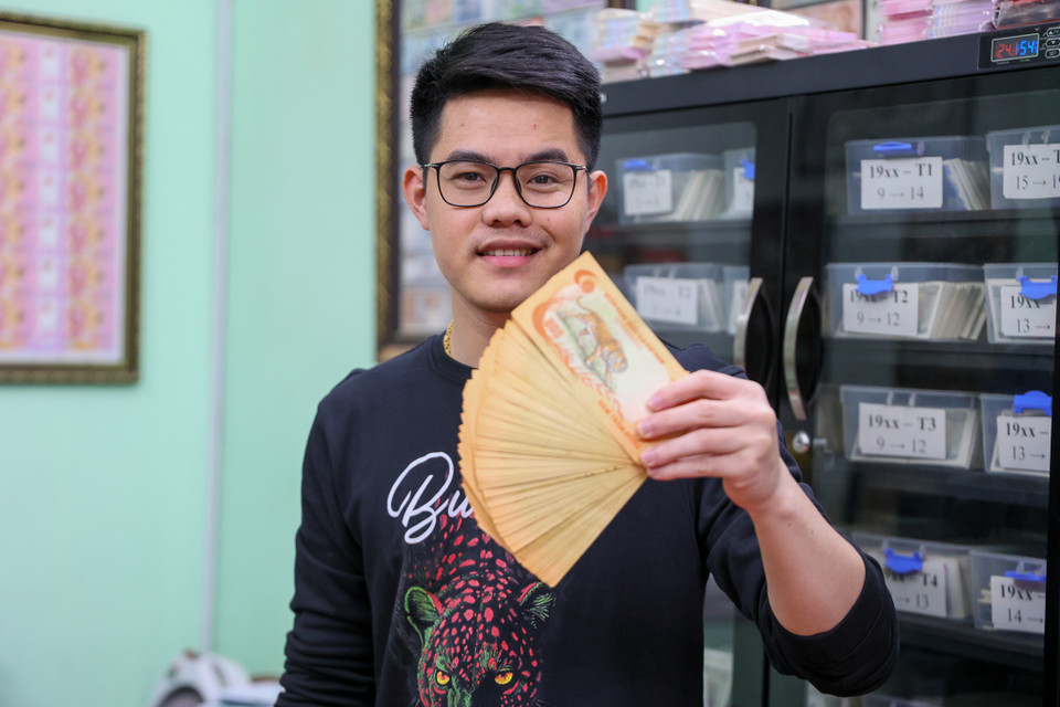 Phùng Văn Hùng hay còn được gọi 'Hùng Bá - Vua tiền tệ' là cái tên không còn xa lạ trên mạng xã hội. Anh nổi tiếng với bộ sưu tập các loại tiền cổ, số seri đẹp, seri ngày tháng năm sinh. Không chỉ vậy anh còn có sự hiểu biết về tiền tệ và vốn kiến thức lịch sử sâu rộng. (Ảnh: Minh Sơn/Vietnam+)