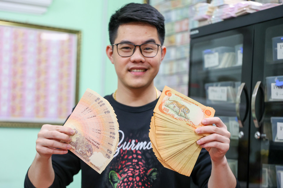 Chàng trai sinh năm 1990 cho hay, anh bắt đầu yêu thích và sưu tầm tiền cổ khi còn ngồi trên giảng đường đại học. Từ bộ sưu tập đầu tiên sau 11 năm, chàng trai trẻ có bộ sưu tập lên đến khoảng 1 triệu tờ. (Ảnh: Minh Sơn/Vietnam+)