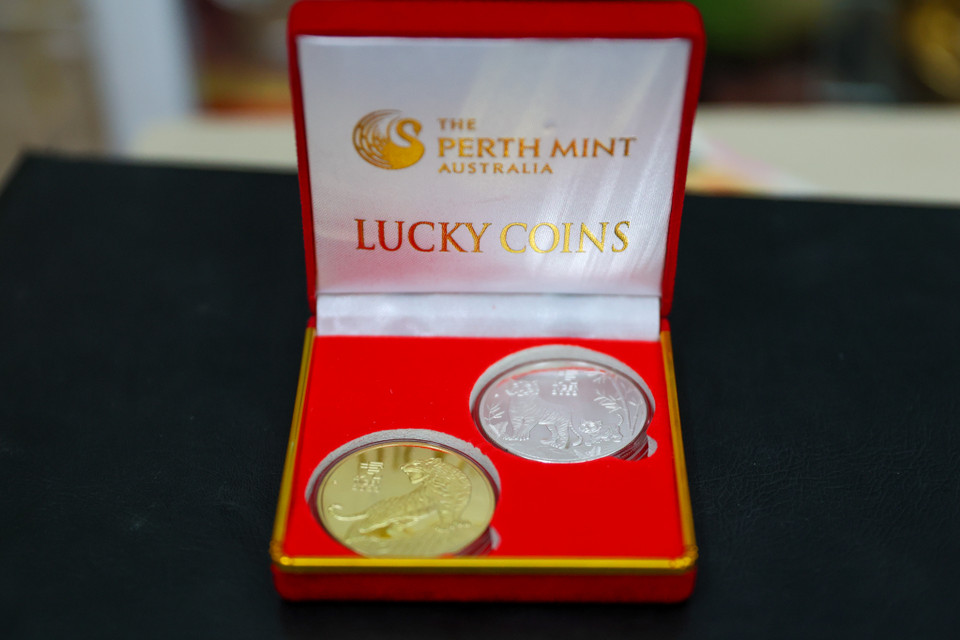 Đồng xu hình con hổ mạ bạc và vàng là viên xu mệnh giá 1 USD Australia được chính phủ nước Úc phát hành kỷ niệm Tết Nhâm Dần 2022, phục vụ nhu cầu lì xì Tết của người châu Á. (Ảnh: Minh Sơn/Vietnam+)