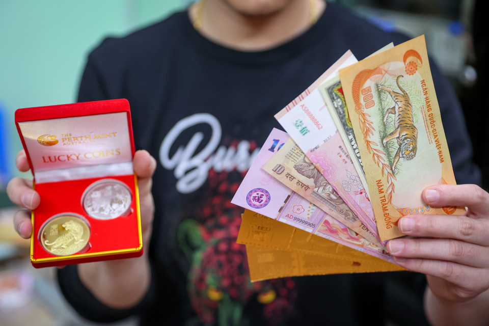 Những ngày Tết đến xuân về, anh Hùng đã giới thiệu bộ sưu tập tiền lì xì in hình con hổ gồm tám loại như tiền giấy cổ, tiền xu và tiền lưu niệm. (Ảnh: Minh Sơn/Vietnam+)