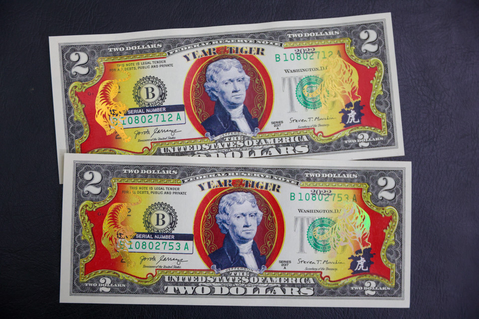 Tiền 2 USD con hổ mạ vàng năm trong seri 2 USD in hình linh vật được Bộ Tài Chính Mỹ phát hành hàng năm nhằm phục vụ nhu cầu tiền lì xì tết của cộng đồng người gốc Á nhân dịp Tết Nhâm Dần 2022. (Ảnh: Minh Sơn/Vietnam+)