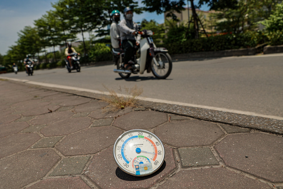 Nhiệt độ ngoài đường dưới trời nắng nóng đo được bằng nhiệt kế lên tới hơn 50 độ C. (Ảnh: PV/Vietnam+)