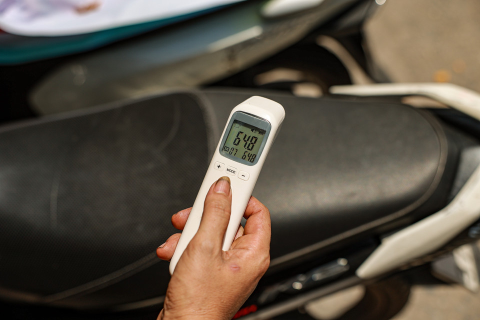 Nhiệt độ đo trên mặt một yên xe máy để lâu dưới trời nắng lên tới gần 65 độ C. (Ảnh: PV/Vietnam+)