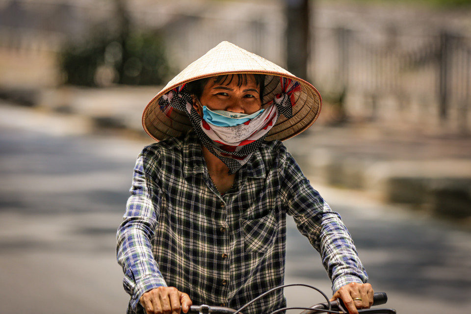 Theo cảnh báo, đợt nắng nóng này có khả năng kéo dài đến những ngày đầu tháng 6/2021. Đặc biệt, khoảng giữa tuần này, ngày 2 và 3/6, nắng nóng ở Hà Nội và Bắc Bộ sẽ đạt đỉnh, nền nhiệt nhiều nơi ghi nhận ở mức 40 độ C và hơn. (Ảnh: PV/Vietnam+)