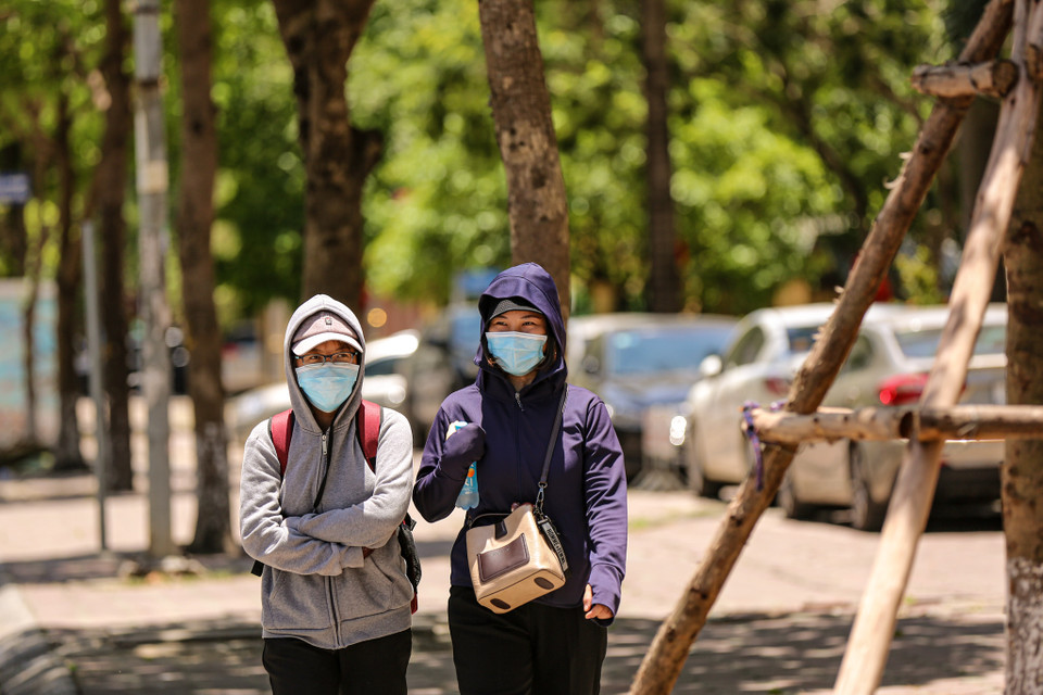 Trong khi dịch COVID-19 đang diễn biến hết sức phức tạp, người dân cũng cần thực hiện tốt yêu cầu 5K của Bộ Y tế nhằm phòng, chống dịch hiệu quả. (Ảnh: PV/Vietnam+)