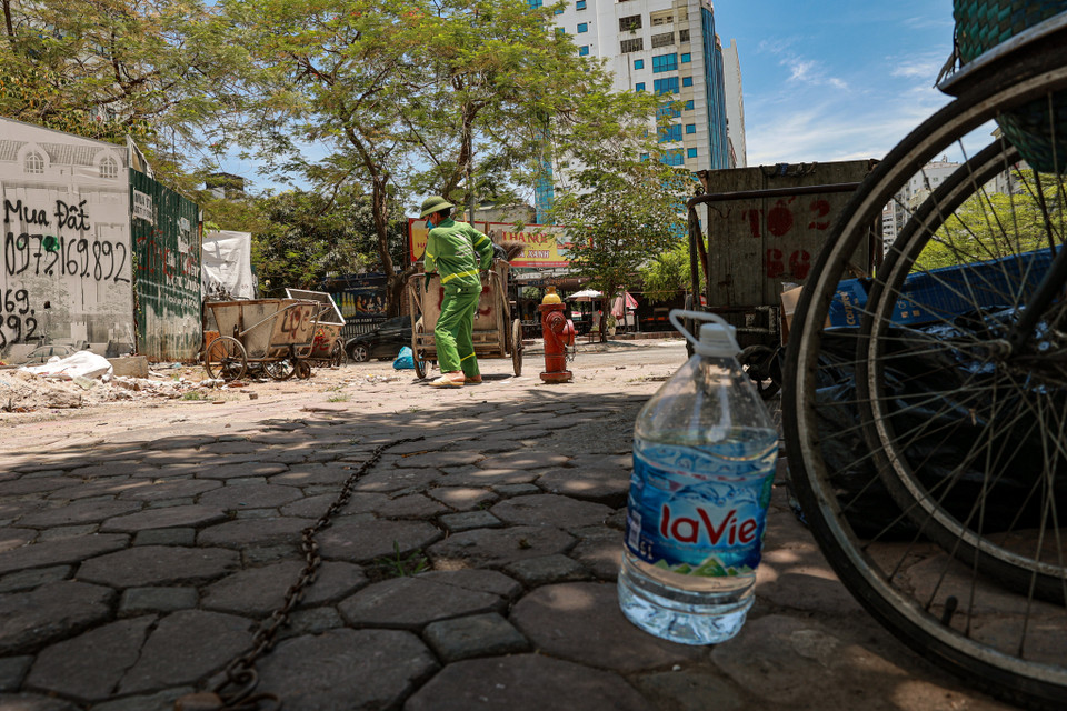 Chú Lộc, một công nhân vệ sinh môi trường cho biết dù đã quen làm việc dưới nắng, song đợt nắng này khiến chú rất khó chịu và mệt mỏi.(Ảnh: PV/Vietnam+)