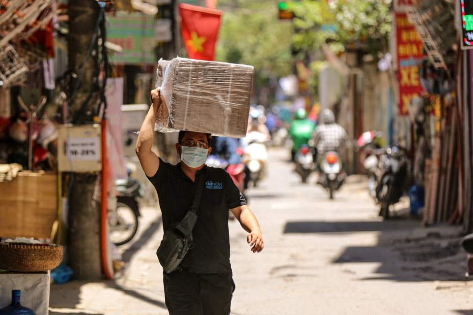 Nếu bắt buộc phải đi ra đường, ngoài trời nóng, người dân phải bảo hộ chống nóng; uống nhiều nước, đặc biệt là những người lao động ngoài trời, mất nước nhiều nên uống bổ sung nước chanh hoặc nước pha muối loãng,... (Ảnh: PV/Vietnam+)