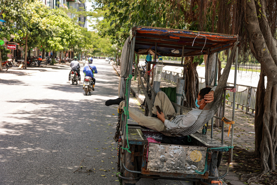 Những người lao động cũng trở nên mệt nhoài trong ngày nắng nóng đỉnh điểm. (Ảnh: PV/Vietnam+)