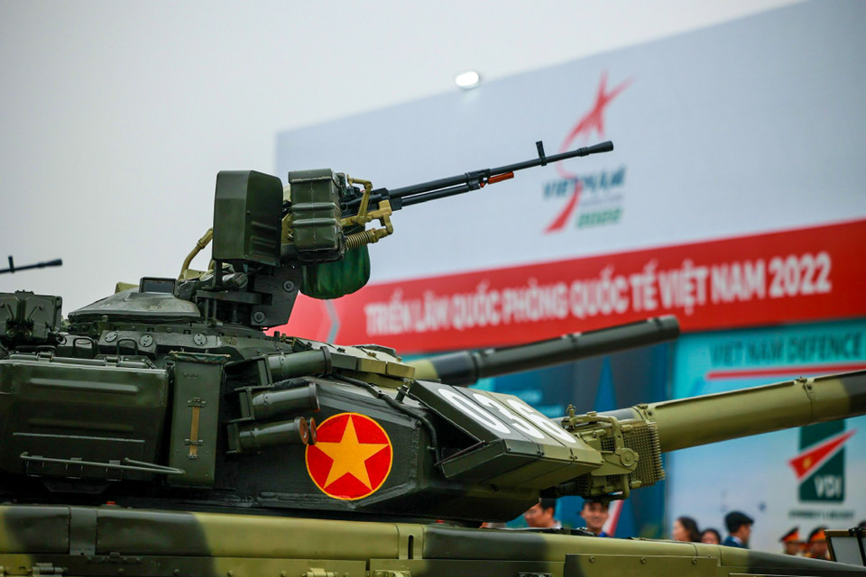 Xe tăng T-90SK của Quân đội Nhân dân Việt Nam. Mẫu xe nặng 46,5 tấn, chiều dài 9,67m, rộng 3,78m và cao 2,86m. Tăng đạt vận tốc tối đa 60km/h. Vũ khí chủ lực của T90 có pháo 125mm, tốc độ bắn 8 viên/phút. (Ảnh: Vietnam+)