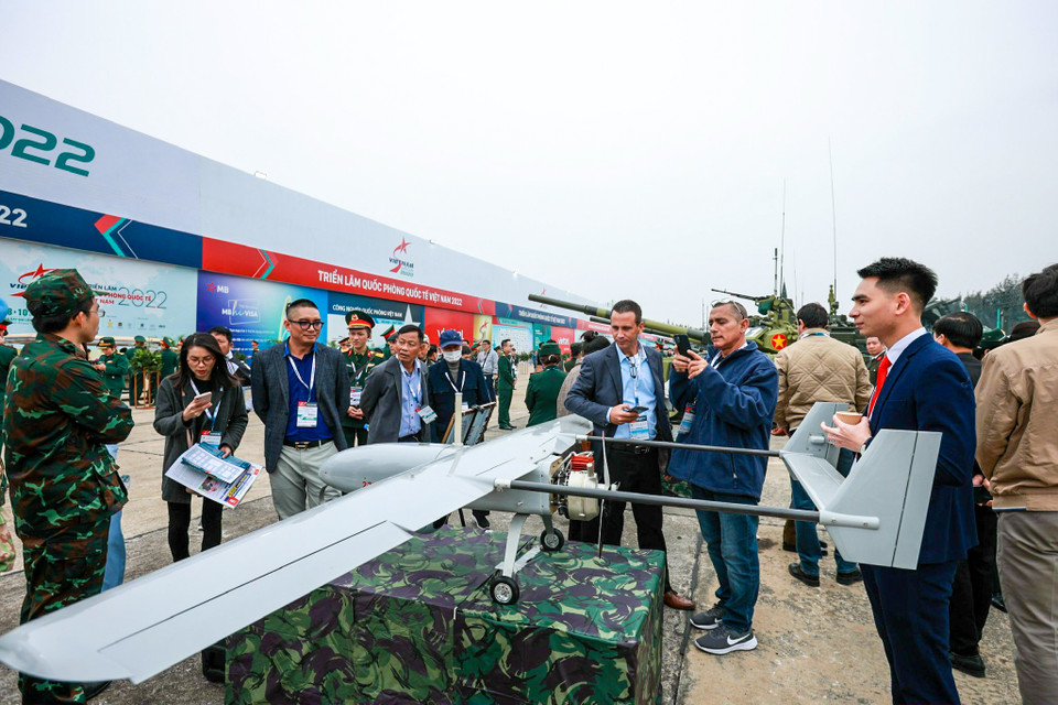 UAV hạng nhẹ tầm gần VUA-SC-3G do Tập đoàn Viettel sản xuất có khối lượng cất cánh tối đa 26kg, bay liên tục 3 giờ đồng hồ, với vận tốc lên tới 120 km/h, bán kính hoạt động 50km, trần bay 3km. (Ảnh: Vietnam+)