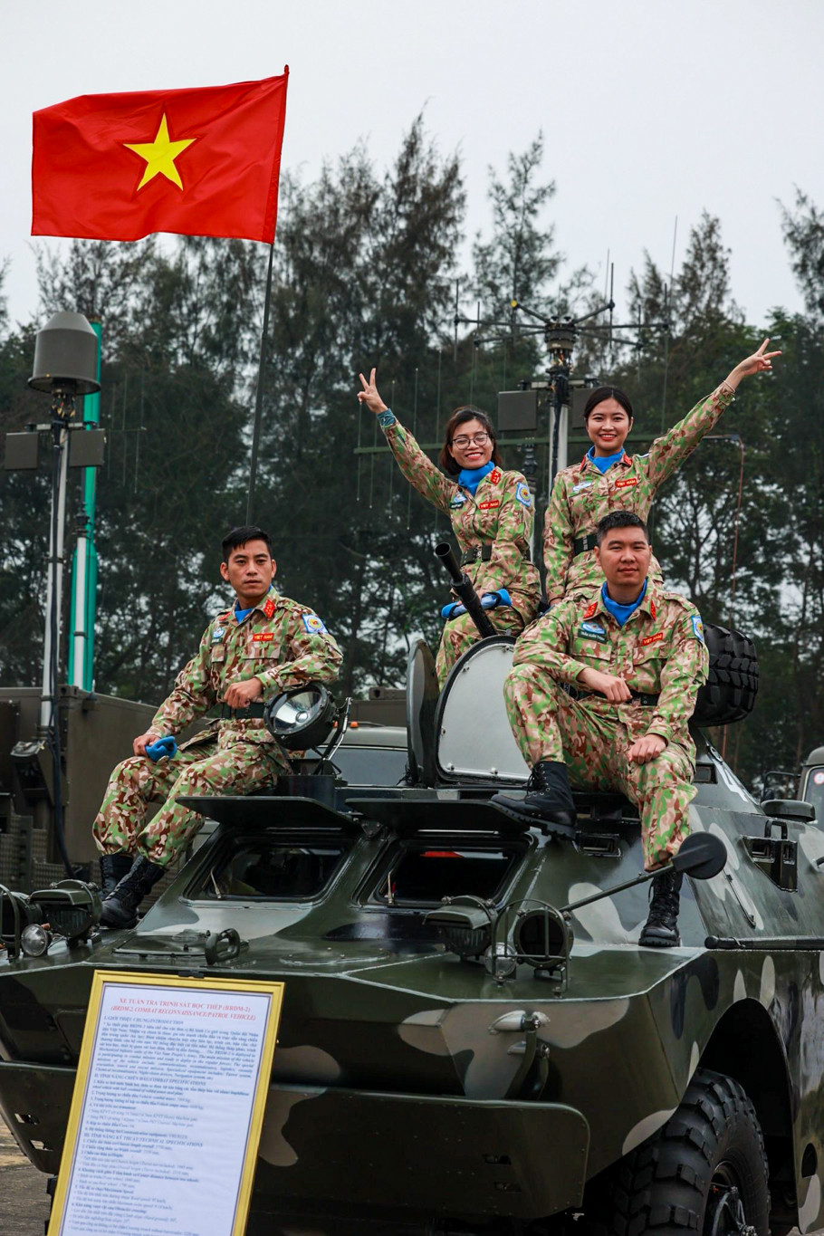 Người dân được trực tiếp leo lên các thiết bị quân sự và trải nghiệm. (Ảnh: Vietnam+)