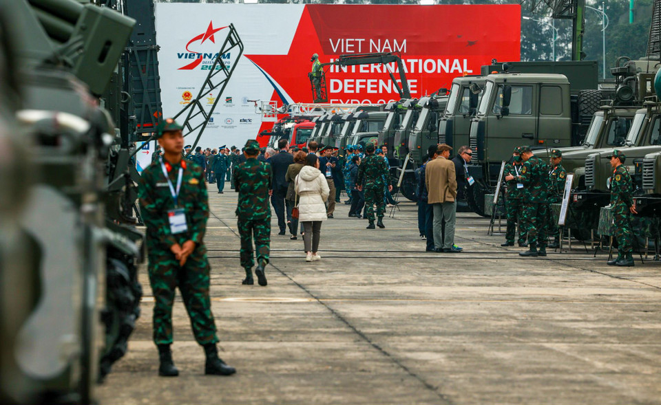 Hàng loạt vũ khí hiện đại được trưng bày như radar VKS-2DM có khả năng phát hiện các mục tiêu xa hàng trăm mét, xe khử trùng đa năng KTH-20 của Binh chủng Hóa học có chức năng tiêu độc, khử trùng trên phạm vi lớn. (Ảnh: Vietnam+)